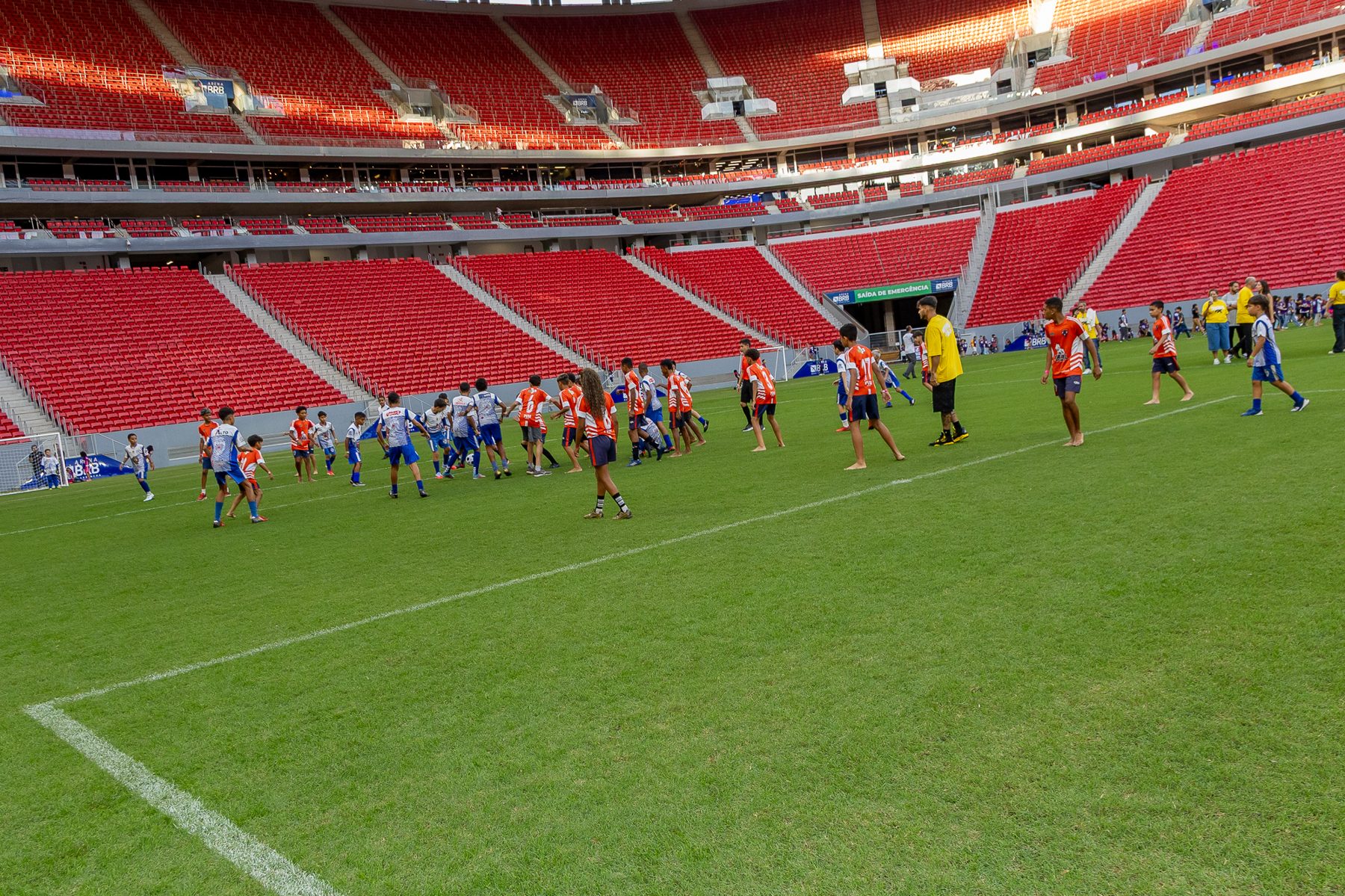 Estádio Mané Garrincha tomado por crianças