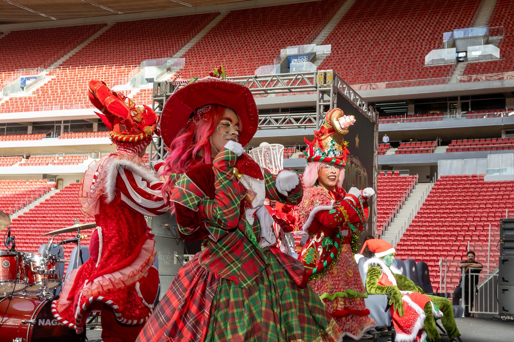 Personagens natalinos no gramado do estádio