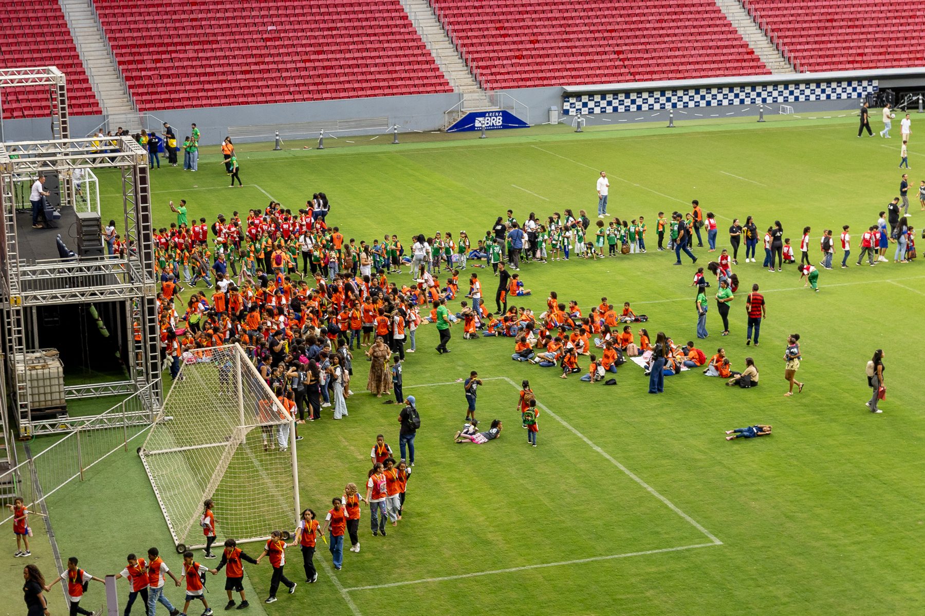 Equipe e voluntários do projeto no gramado